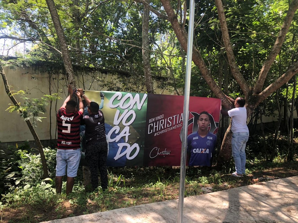 Família de Christian pendura banner em frente ao Ninho — Foto: Amanda Kestelman
