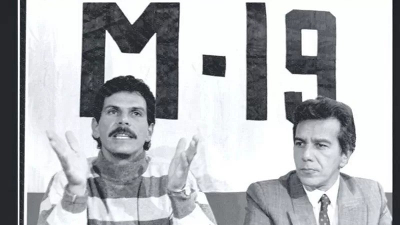 O M-19 foi uma poderosa guerrilha urbana que entrou em conflito com o Cartel de Medellín na década de 1980. Na foto, seu líder Carlos Pizarro Leongómez (esq.) discute com a imprensa o possível desarmamento do grupo em 1990 (Foto: REUTERS via BBC)