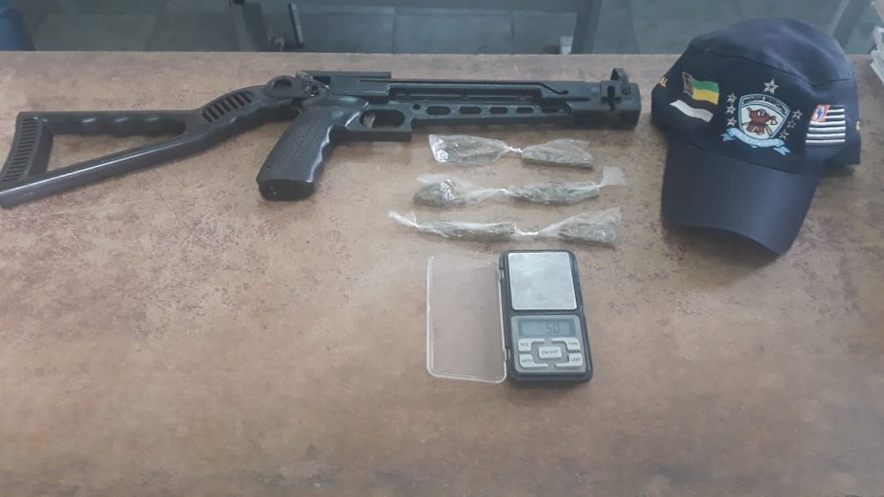 Guarda Civil apreende arma de caÃ§a e porÃ§Ãµes de maconha em Itapetininga â€” Foto: DivulgaÃ§Ã£o/Guarda Civil Municipal