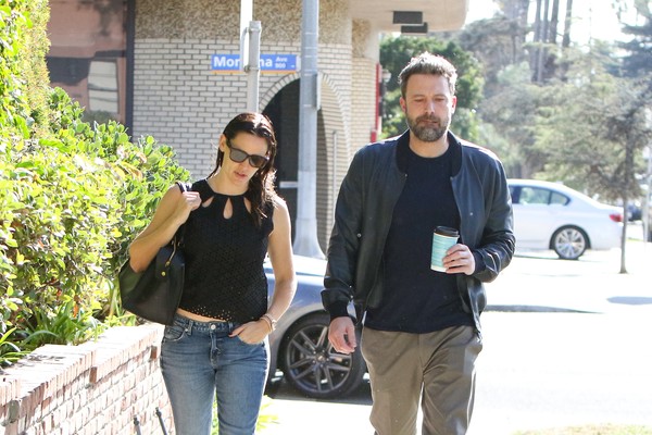 O aor Ben Affleck e a atriz Jennifer Garner passeam juntos em Santa Monica, Califórnia (Foto: Getty Images)