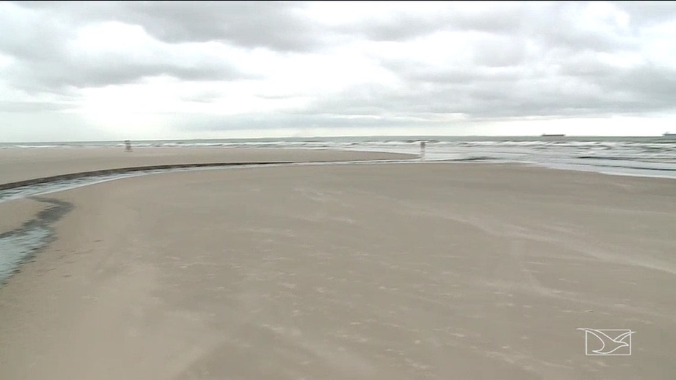 Água poluída é despejada em praia de São Luís — Foto: Reprodução/TV Mirante