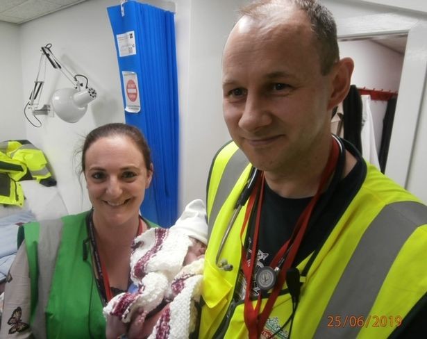 Os paramédicos Dani Berg e John Matthews com a pequena Dolly Pink nos braços (Foto: Divulgação)