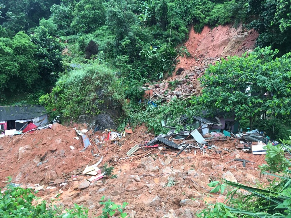 Morro do Macaco, em Guarujá, registra deslizamentos de terra — Foto: Solange Freitas/G1
