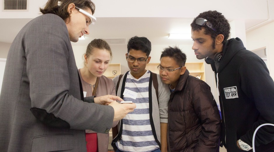 Rob Nail, CEO da Singularity University recebe jovens visitantes no campus da universidade (Foto: Divulgação)