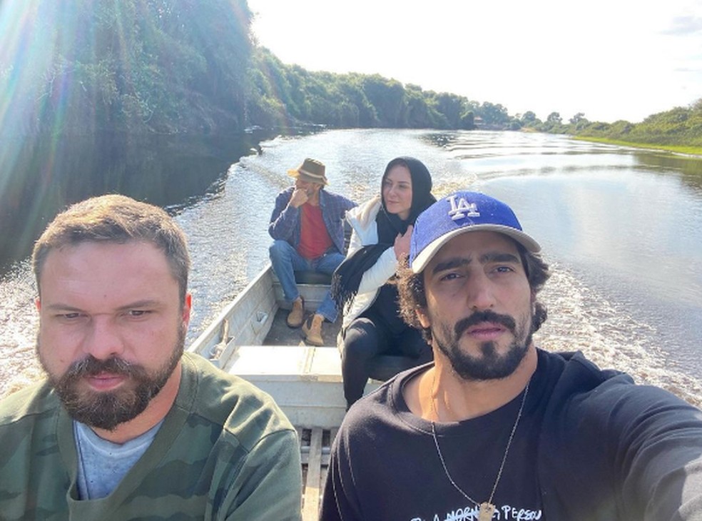 Renato Goes passeia de barco pelo Pantanal na companhia de Almir Sater. — Foto: Redes sociais/Reprodução