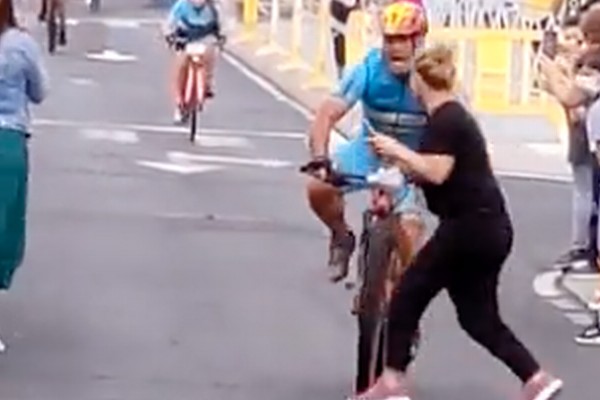 O acidente ocorrido na corrida de bicicleta Salmor Bike, disputada em El Hierro, uma das ilhas que compõem o arquipélago das Ilhas Canárias (Foto: Twitter)