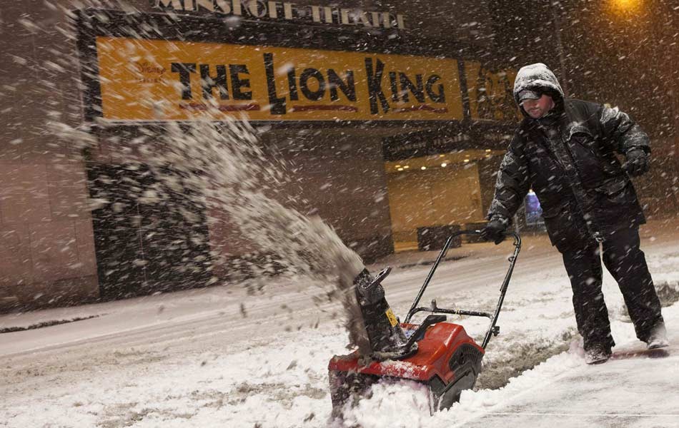 9/2 - Homem retira neve da rua em Nova York (Foto: Reuters) 9/2 - Homem retira neve da rua em Nova York (Foto: Reuters)