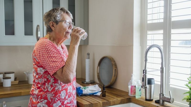 Tomar cuidado com a hidratação, especialmente nos dias mais quentes, é o primeiro passo para cuidar dos rins (Foto: Getty Images via BBC News Brasil)