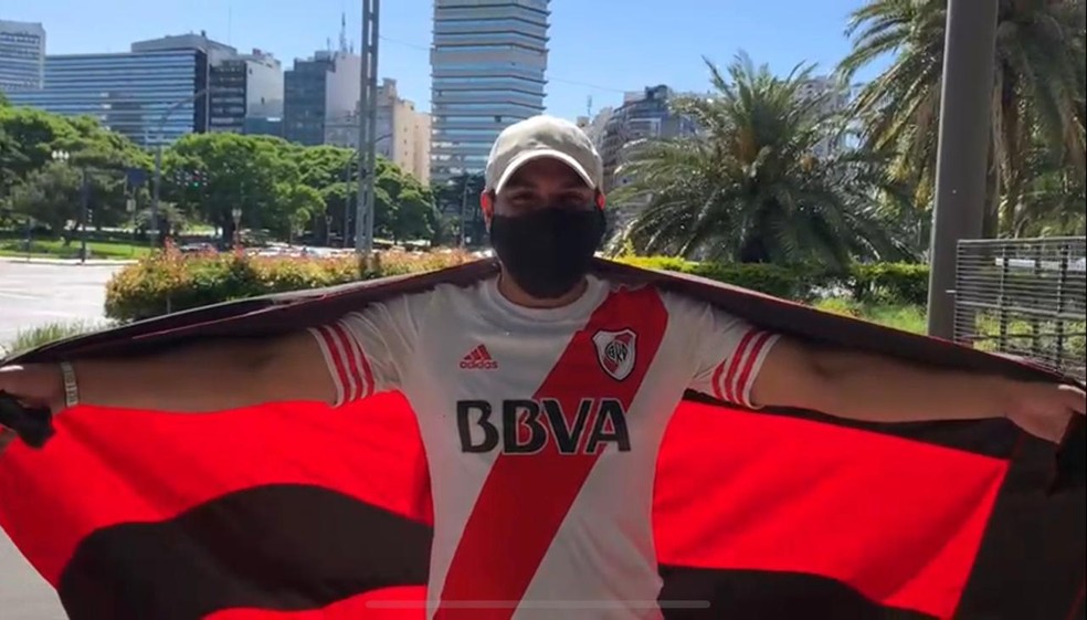 Brasileiro mora na Argentina há 11 anos e torce para River e Flamengo — Foto: Raphael Sibilla / ge