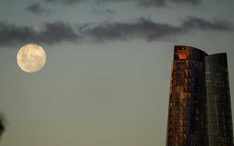 A lua nasce acima da Torre Barangaroo em Sydney � Foto: Mark Baker / AP Photo