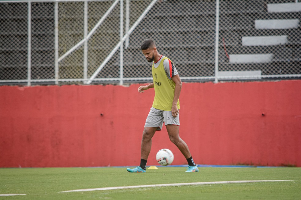 Zé Vitor é regularizado e fica à disposição de Burse para enfrentar o