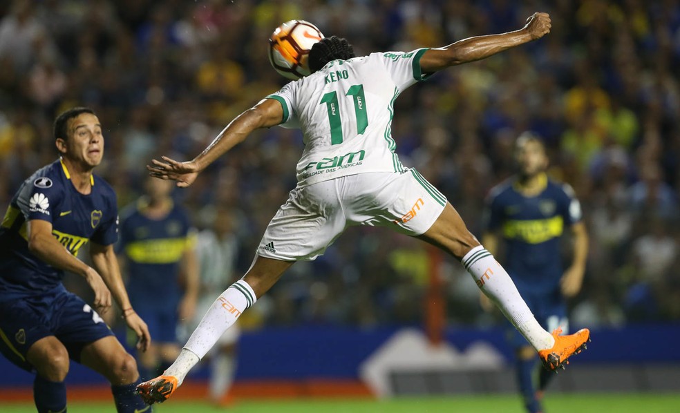 Keno cabeceia para abrir o placar para o Palmeiras na Bomboneira (Foto: Cesar Greco / Ag. Palmeiras)