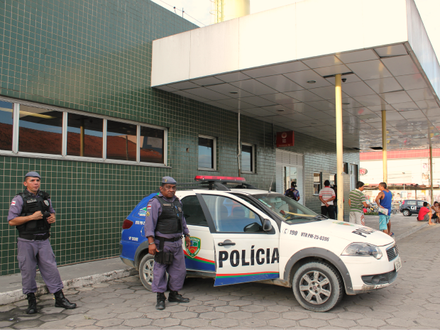 Policiais fazem patrulha no hospital durante o horário de visita (Foto: Mônica Dias/G1)