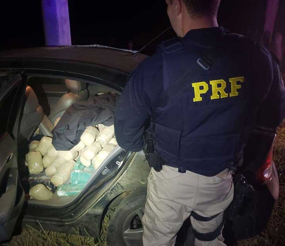 PRF e PM encontraram 464 kg de maconha abarrotados nos bancos de traz e na mala de um veículo roubado no sudoeste da Bahia (Foto: Divulgação/PRF)