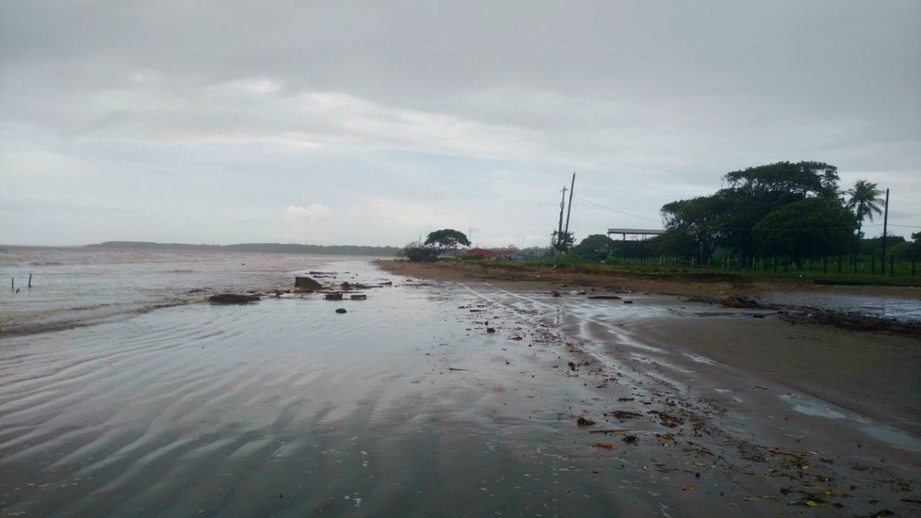 Foto de março de 2018 da Praia do Goiabal, em Calçoene, mostra que água não chegava a um trecho da margem — Foto: Jim Davis Almeida/Arquivo Pessoal