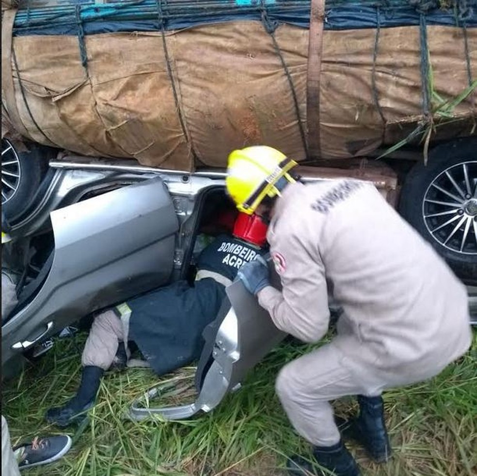 VÃ­tima ficou presa Ã s ferragens e morreu â Foto: Arquivo/Corpo de Bombeiros