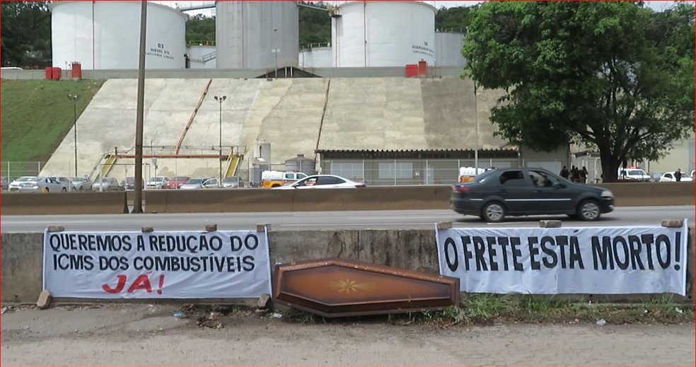 Caixão simboliza 'morte do frete' — Foto: SindTanque/Divulgação