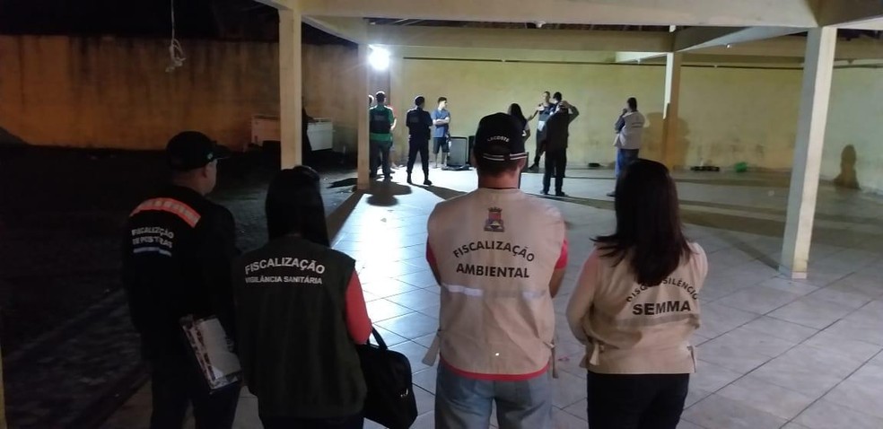 Fiscais da prefeitura e policiais militares participaram da ação — Foto: Divulgação/ Prefeitura