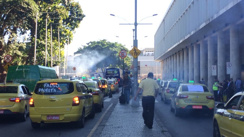 Taxistas se concentraram em um dos principais acessos ao aeroporto Santos Dumont (Foto: Fernanda Rouvenat / G1)