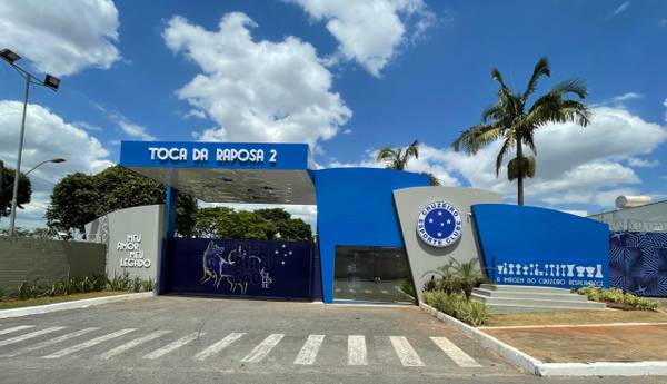 Organizadas do Cruzeiro protestam na Toca da Raposa após mais um jogo sem vencer no Mineirão