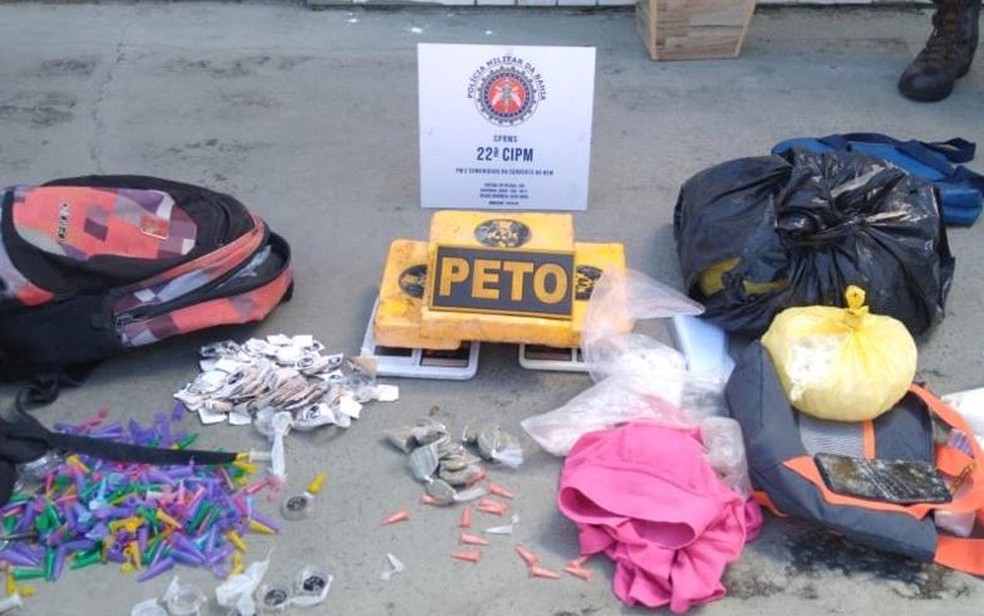 Jovem de 18 anos é preso após polícia encontrar cerca de 6 kg de cocaína em Simões Filho — Foto: Divulgação/SSP-BA
