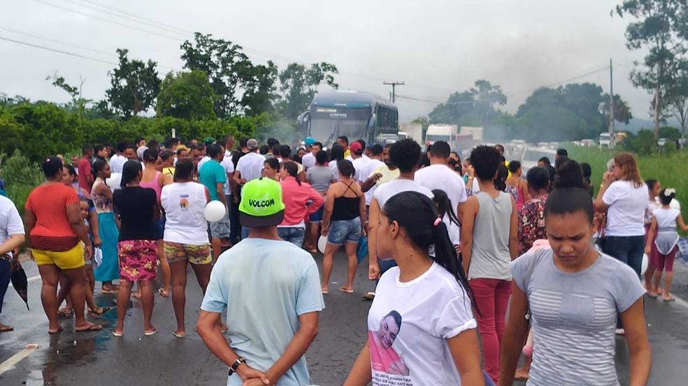 Rodovia ficou totalmente bloqueada nos dois sentidos da BR-330. — Foto: Blog Giro Ipiaú
