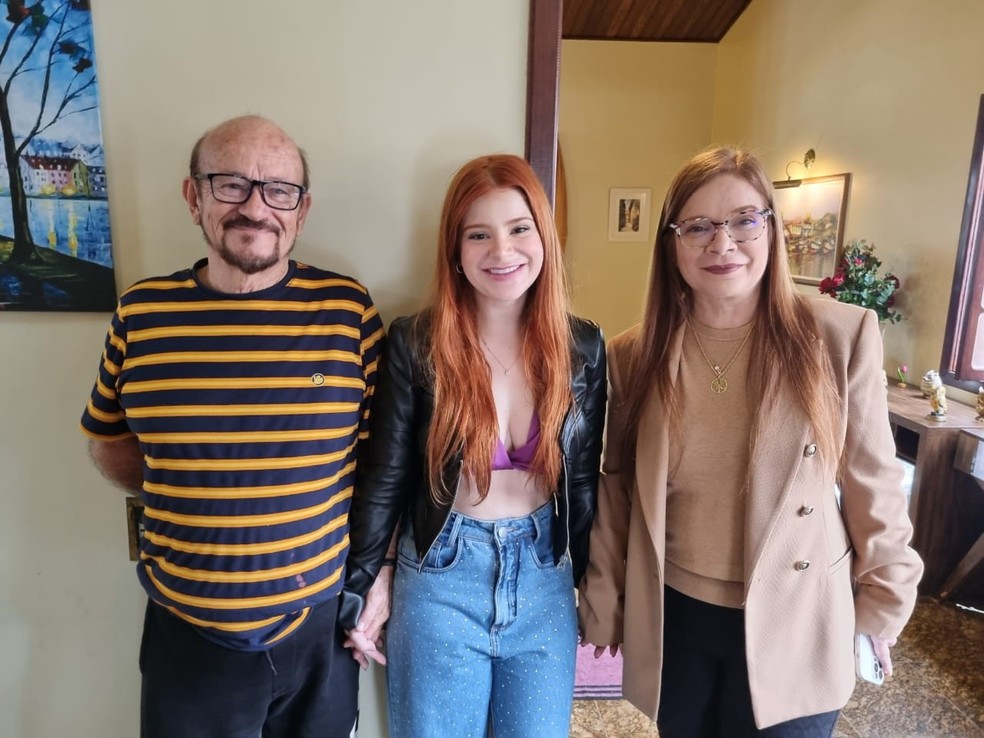 Giovanna com os pais. Ela conta que a família enfrentou dificuldades financeiras quando ela era criança — Foto: Fábio Rosso/gshow