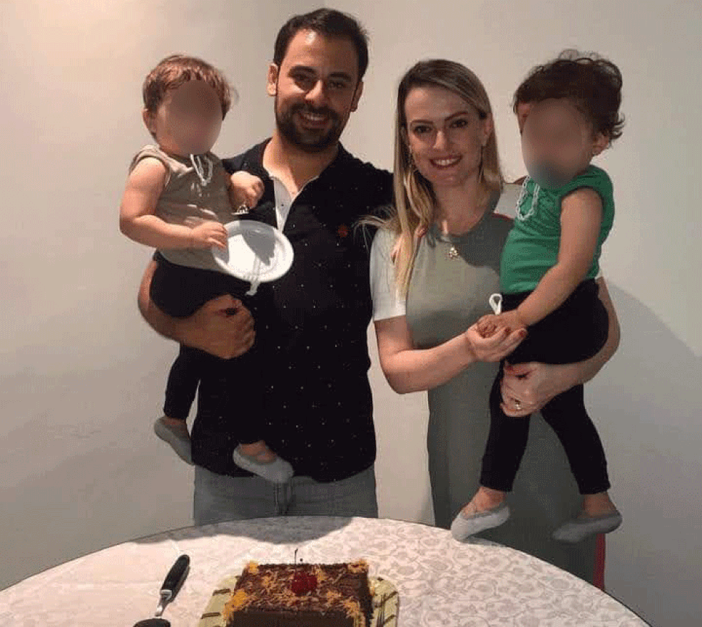 Leonardo e Érica com os filhos gêmeos, que têm atualmente 2 anos e 8 meses. Crianças ficaram sob a guarda da avó materna — Foto: Divulgação/Arquivo pessoal