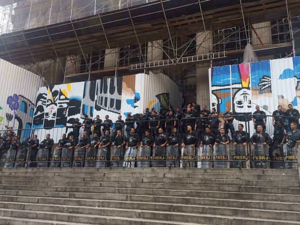 PM reforça policiamento nas escadarias da Alerj na tarde desta quinta-feira (10)  (Foto: Matheus Rodrigues/G1)