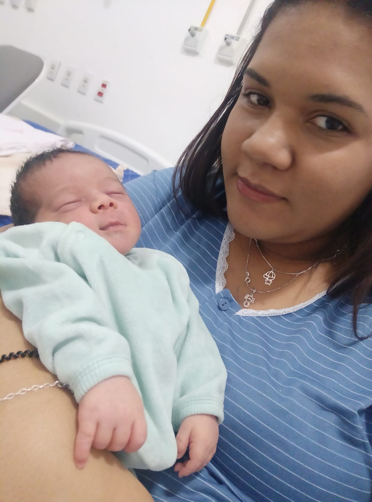 “A sensação é de que Deus não nos abandona e que está sempre conosco”, celebra mãe de recém-nascido que foi salvo após engasgar com leite materno em MG; VEJA VÍDEO
