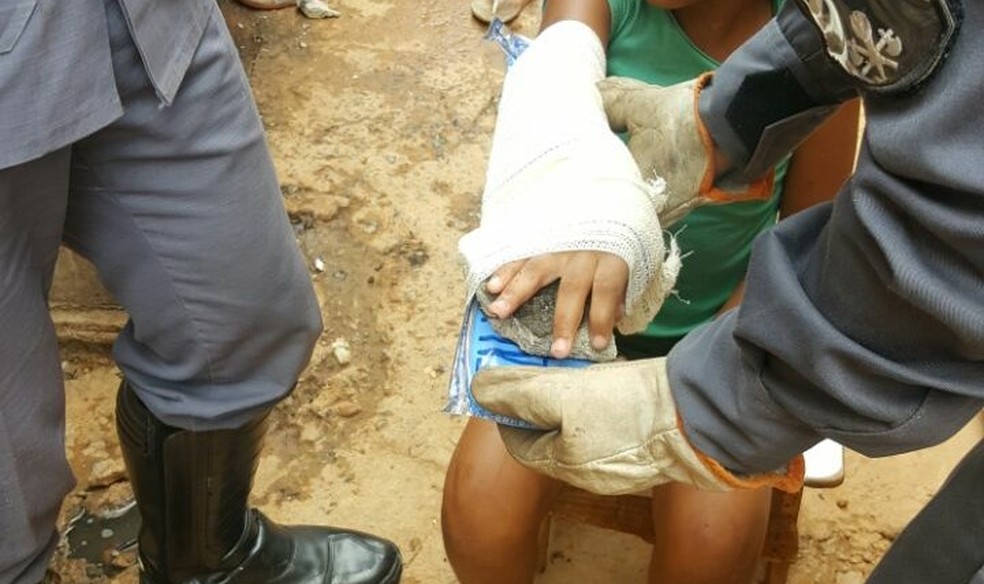Criança foi levada a um hospital (Foto: Corpo de Bombeiros/Divulgação)