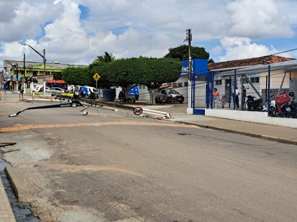 Queda do poste afetou o fornecimento de energia na região — Foto: Magno Torres