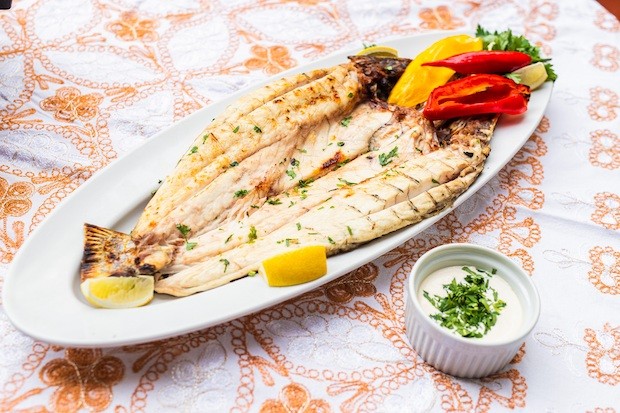 Receita de peixe na brasa à moda libanesa do restaurante Basha (Foto: Ogro Filmes / Divulgação)