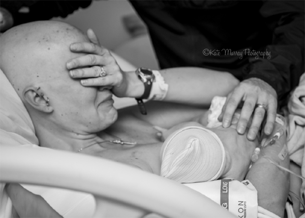 A mãe teve um seio removido por conta do câncer e amamentou pela primeira vez seu bebê (Foto: Kate Murray)