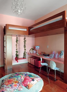 Duas camas foram estrategicamente posicionadas pela arquiteta Andrea Reis neste quarto com paredes rosa. Agora sobra espaço para as duas meninas, de 5 e 7 anos, brincarem à vontade – inclusive no balanço 