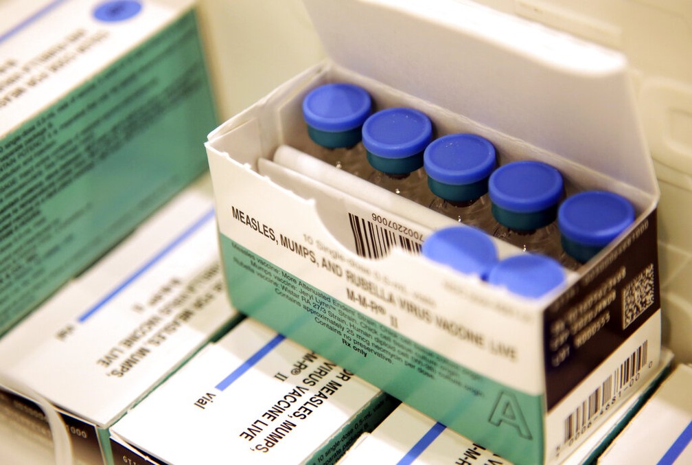 Frascos de vacina contra sarampo, caxumba e rubéola — Foto: Seth Wenig/AP/Arquivo