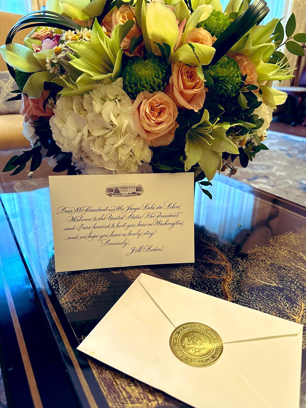 Janja postou foto de flores recebidas da primeira-dama Jill Biden em Washington. — Foto: Reprodução/Twitter