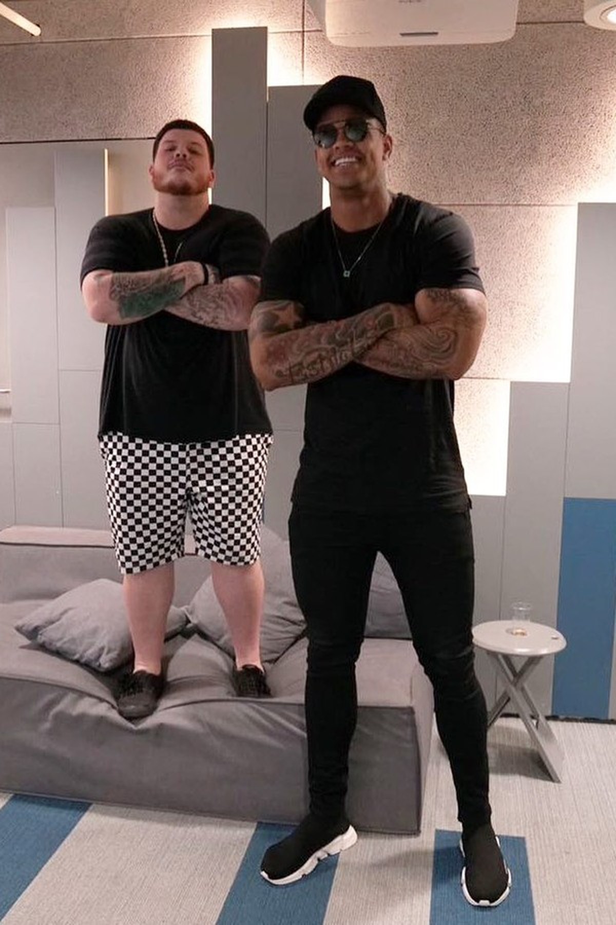 Ferrugem posa ao lado de Léo Santana e brinca com diferença de altura ...