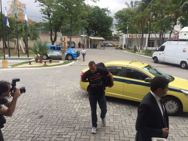 Paulo Zulu chega à DRCI, na Zona Norte do Rio (Foto: Patrícia Teixeira/G1)