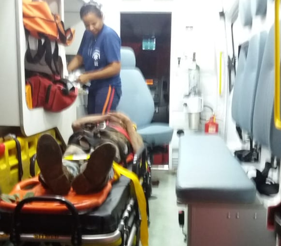 Vítima foi levada pelo Samu para o Pronto Socorro de Várzea Grande — Foto: Corpo de Bombeiros/ Divulgação