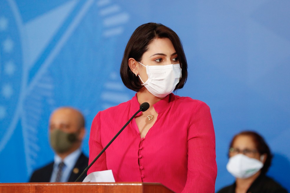 A primeira-dama Michelle Bolsonaro durante o lançamento de uma campanha do governo federal por igualdade de direitos para as mulheres que trabalham no campo, no Palácio do Planalto, em Brasília — Foto: Alan Santos/PR