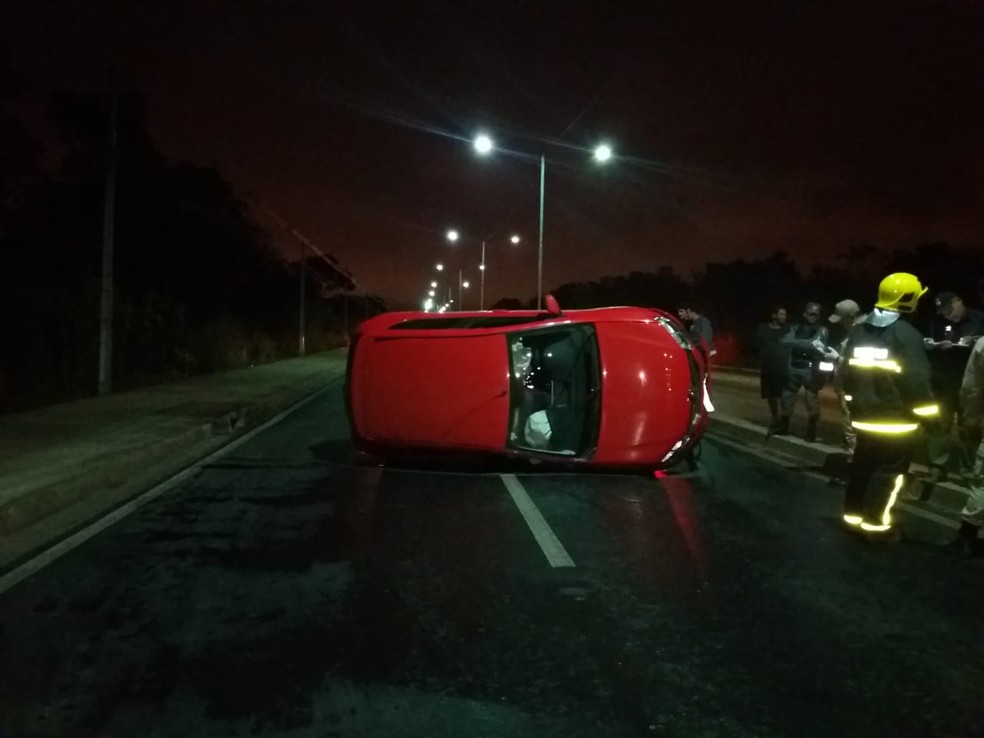 Motociclista morre ao ser atingido por carro e veículo capota em avenida de Cuiabá (Foto: Deletran)