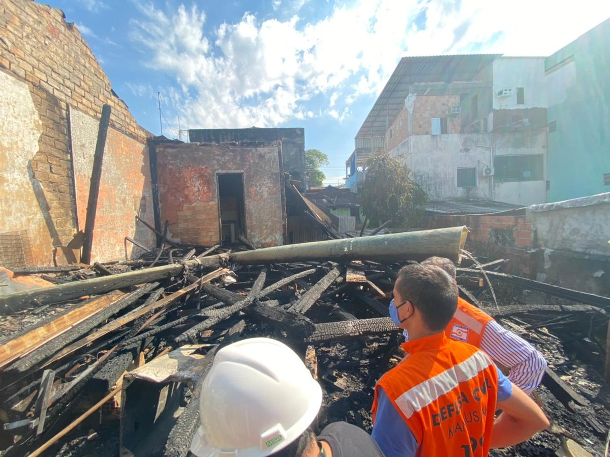 Incêndio Atinge Casa Na Praça 14 Zona Sul De Manaus Amazonas G1 