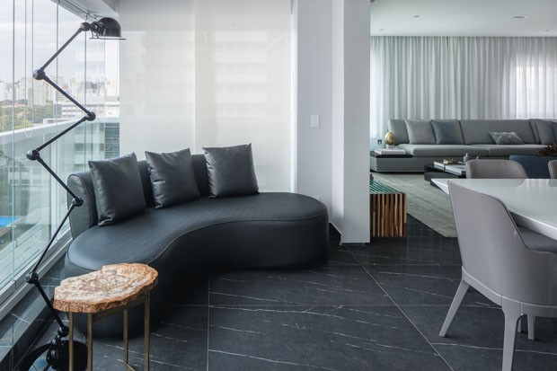 Apartamento ganha décor cinza e ambientes integrados (Foto: Divulgação)
