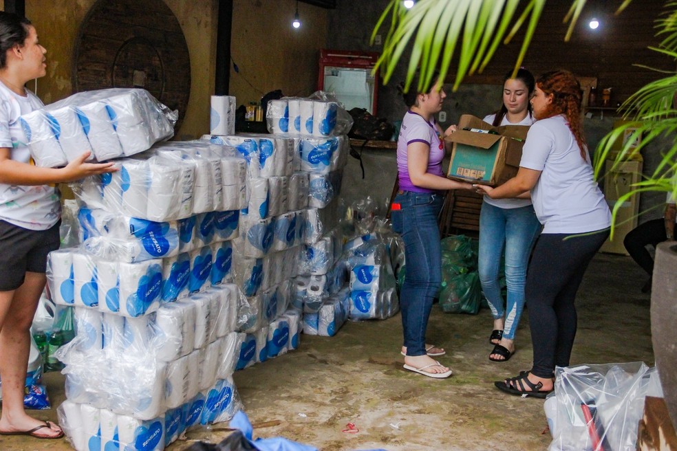 Voluntários enviaram kits de limpeza e de higiene pessoal, alimentos, água potável e fraldas  — Foto: Divulgação/Ação da Cidadania