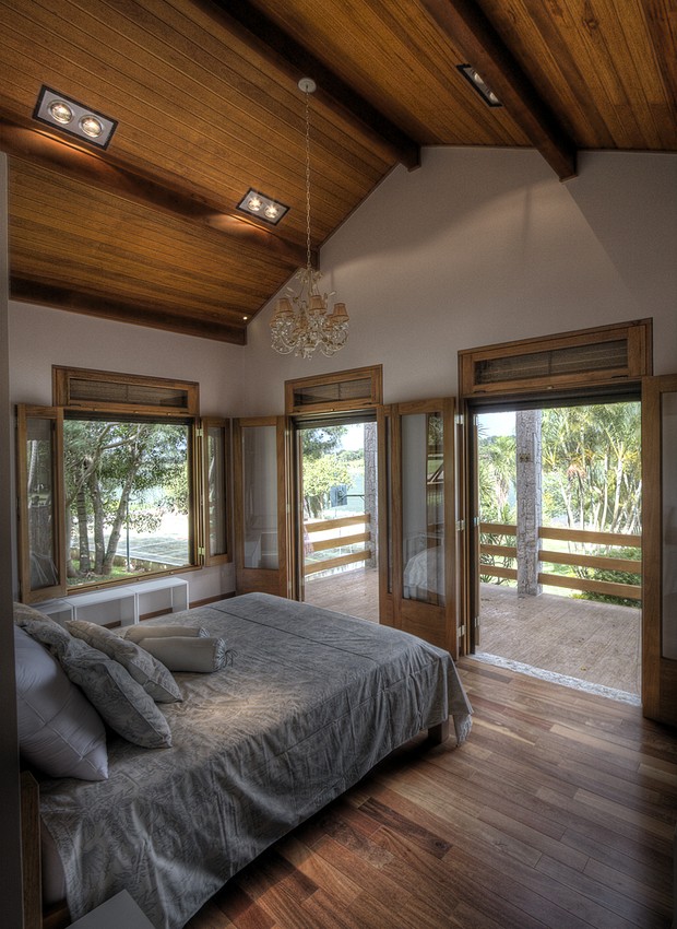 Interior da casa projetada com aproveitamento de madeira (Foto: Divulgação)