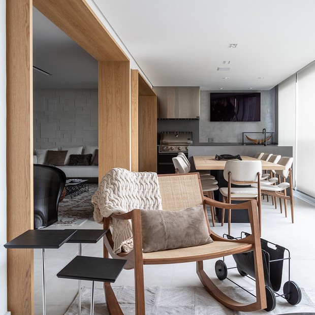 Cores neutras e madeira marcam apartamento de 260 m²  (Foto: FOTOS EVELYN MULLER)