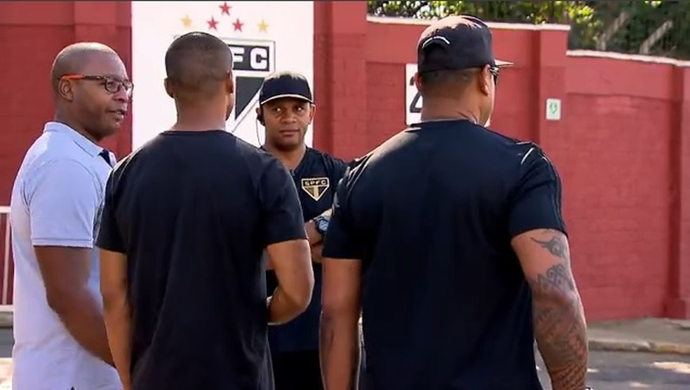 Seguranças do São Paulo na porta do CT da Barra Funda — Foto: Reprodução TV Globo
