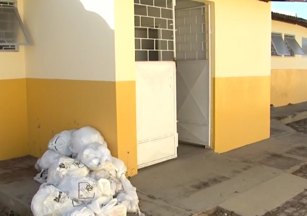 Posto acumula lixo hospitalar do lado de fora da unidade em IlhÃ©us  â€” Foto: ReproduÃ§Ã£o/TV Santa Cruz