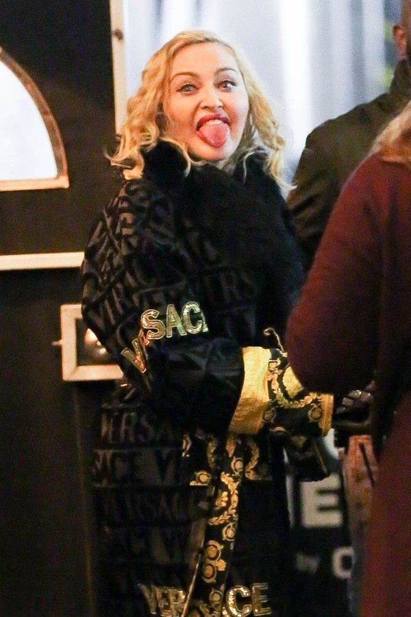 Chicago, IL  - *EXCLUSIVE*  - Madonna playfully sticks her tongue out at fans after performing at the Chicago Theater during her 'Madame X' tour. Madonna has performed six times at the Chicago Theater and is set to wrap after one more show on Monday.P (Foto: SHADY / BACKGRID)